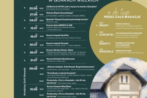 Plakat wydarzenia „U Kossaków” z listą punktów programu. W tle zielona grafika, zdjęcie budynku, fragment pejzażu i dekoracyjne elementy.
