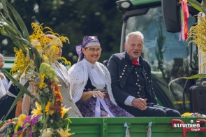 Uczestnicy korowodu w Gminie Strumień
