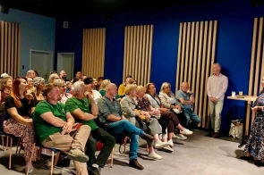 Zdjęcie w sali Beskidzkiego Centrum Narciarstwa. publiczność siedzi na krzesłach podczas prelekcji