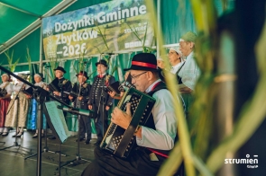 Zespół regionalny na scenie w Gminie Strumień