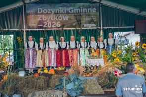 Występ zespołu regionalnego podczas dożynek w Strumieniu. 