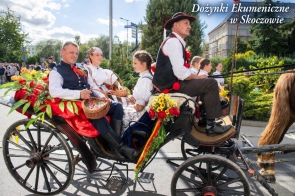 Gospodarze dozynek w Skoczowie siedzą w kolasie.