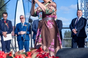 Starosta Cieszyńska Janina Żagan przemawia na scenie w Skoczowie