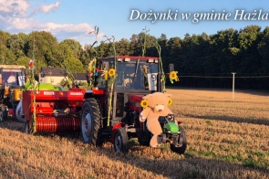 Maszyny rolnicze stoją na polu. 