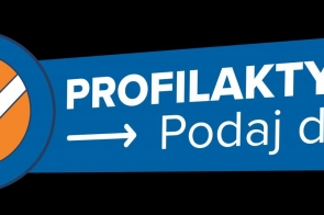 o lewej pomarańczowa postać z białym znakiem wyboru, trzymająca zwinięty dokument. Po prawej na niebieskim tle biały napis „PROFILAKTYKA”, strzałka oraz „Podaj dalej”.