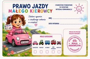 Kolorowa karta „Prawo jazdy małego kierowcy” w wersji dla dziewczynki. Grafika przedstawia dziewczynkę w różowym samochodzie oraz pola na imię, datę wydania, kategorie pojazdów i pieczęć Wydziału Komunikacji Starostwa Powiatowego w Cieszynie.