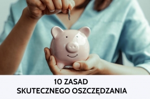 Osoba w błękitnej bluzce trzyma w dłoniach różową skarbonkę w kształcie uśmiechniętej świnki. W drugiej ręce unosi monetę, przygotowując się do jej wrzucenia. W tle rozmyte otoczenie, nadające ciepły, przyjazny klimat. Na dole jasne tło z wyraźnym napisem „10 zasad skutecznego oszczędzania”, podkreślającym edukacyjny charakter przekazu.