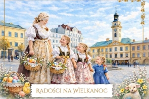 Kobieta i troje dzieci w strojach ludowych stoją na rynku z koszykami pełnymi pisanek, w tle widoczne są kamienice i ratusz, a na dole napis „Radości na Wielkanoc”.