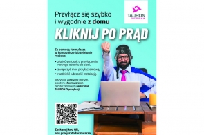 Mężczyzna w okularach i kasku lotniczym siedzi przy laptopie, unosząc pięść w górę. Obok widoczny jest tekst o możliwości złożenia wniosku online, kod QR oraz logo TAURON Dystrybucja .Tło jest jasnoturkusowe z białym i czarnym tekstem po lewej stronie oraz elementami drewnianego biurka na dole.