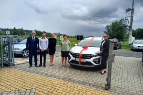 Nowy samochód w Domu Dziecka w Międzyświeciu 