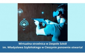 Mężczyzna w okularach VR trzyma karabin i celuje w wirtualne cele na ekranie. Na dole znajduje się niebieski pasek z napisem informującym o ponownym otwarciu wirtualnej strzelnicy w Zespole Szkół im. Władysława Szybińskiego w Cieszynie.