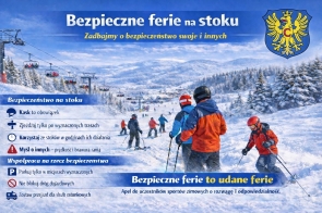 Narciarze zjeżdżają po ośnieżonym stoku, w tle wyciągi i zaśnieżone drzewa. Na środku widnieje hasło "Bezpieczne ferie na stoku. Zadbajmy o bezpieczeństwo swoje i innych", poniżej po lewej stronie znajdują się wypunktowane zasady dotyczące m.in. noszenia kasku, jazdy po wyznaczonych trasach, korzystania ze stoku w godzinach otwarcia, zachowania ostrożności oraz prawidłowego parkowania. Obok umieszczono herb Powiatu Cieszyńskiego.