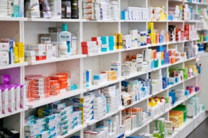 Półki apteki wypełnione lekami, suplementami diety i produktami medycznymi – kolorowe opakowania są starannie ułożone i gotowe do sprzedaży. Wśród nich znajdują się środki bez recepty, dermokosmetyki i preparaty wspomagające zdrowie