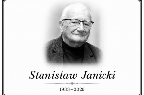 Czarno-białe zdjęcie Stanisława Janickiego z datami 1933–2026. Całość otoczona jest ozdobną czarną ramką.