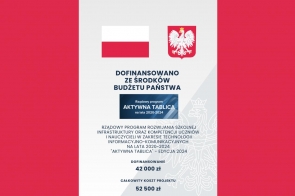 Grafika przedstawia plakat informacyjny związany z rządowym programem „Aktywna Tablica” w Polsce na lata 2020-2024.  Elementy graficzne: Flaga Polski:  W górnej części po lewej stronie znajduje się flaga Polski, która składa się z dwóch poziomych pasów: białego na górze i czerwonego na dole. Godło Polski:  Po prawej stronie, na tym samym poziomie co flaga, widnieje godło Polski – biały orzeł w koronie na czerwonym tle. Tekst: Główny nagłówek:  Pod flagą i godłem znajduje się tekst zapisany dużymi, pogrubionymi literami: „DOFINANSOWANO ZE ŚRODKÓW BUDŻETU PAŃSTWA”. Logo programu:  Poniżej nagłówka znajduje się niebieskie logo z napisem „Rządowy program AKTYWNA TABLICA na lata 2020-2024”. Opis programu:  Poniżej logo widnieje pełny opis: „RZĄDOWY PROGRAM ROZWIJANIA SZKOLNEJ INFRASTRUKTURY ORAZ KOMPETENCJI UCZNIÓW I NAUCZYCIELI W ZAKRESIE TECHNOLOGII INFORMACYJNO-KOMUNIKACYJNYCH NA LATA 2020-2024 