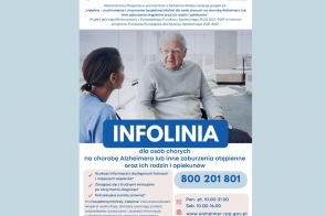 Starszy mężczyzna siedzi i rozmawia z pielęgniarką. Pod zdjęciem widoczny jest na duży biały napis "INFOLINIA" na niebieskim tle oraz numer przeznaczony dla osób chorujących na Alzheimera, ich rodzin i opiekunów, a także informacje o godzinach działania i stronie internetowej.  