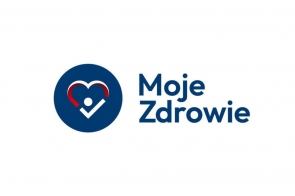 Logo przedstawia granatowy okrąg, w którym znajduje się serce z czerwono-białych linii. Wewnątrz serca widać symbol przypominający haczyk i kropkę, co tworzy sylwetkę człowieka oraz znak potwierdzenia. Obok widnieje granatowy napis „Moje Zdrowie”.