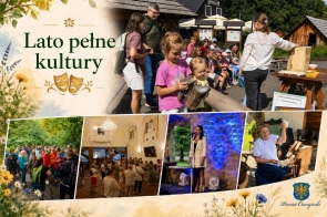 Grafika promująca „Lato pełne kultury”, utrzymana w jasnej kolorystyce z motywami kwiatów. Zawiera kolaż zdjęć z wydarzeń kulturalnych, m.in. warsztatów dla dzieci, spotkań plenerowych, koncertu i pokazu rękodzieła.