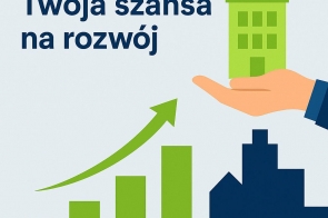 Zielony budynek trzymany przez dłoń symbolizuje rozwój gminy. Obok rośnie wykres słupkowy z zieloną strzałką w górę. W tle zarys miasta. U góry widnieje hasło: „Twoja gmina – Twoja szansa na rozwój”.