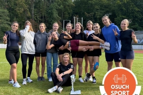  Zdjęcie przedstawia grupę młodych kobiet w strojach sportowych. Dwie z nich trzymają się w powietrzu koleżankę. Na pierwszym planie dziewczyna trzyma puchar. W tle widać zalesiony teren, w dolnym prawym rogu znajduje się logo z napisem „OSUCH SPORT LEKKOATLETYKA”. 