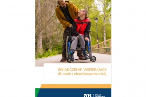 Dwóch mężczyzn na spacerze w parku, jeden z nich porusza się na wózku inwalidzkim, a drugi pcha wózek i rozmawia z nim, poniżej widoczny napis „Świadczenie wspierające dla osób z niepełnosprawnością” oraz logo ZUS.
