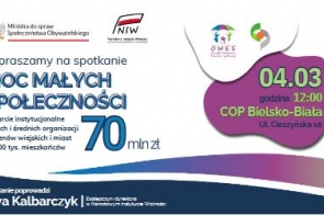 Grafika z zaproszeniem na spotkanie „Moc Małych Społeczności”. Zawiera logo każdego z współorganizatorów wydarzenia, datę i miejsce wydarzenia, oraz otrzymaną ilość środków. Grafika utrzymana jest w kolorach białym, niebieskim i fioletowym.
