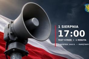 Grafika informacyjna dotycząca testu syren 1 sierpnia. Na tle biało-czerwonej flagi widoczna jest duża syrena alarmowa, a po prawej stronie znajduje się informacja o godzinie, czasie trwania testu oraz napis.