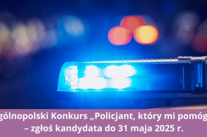 Migające niebieskie światło rozjaśnia ciemne tło, tworząc dynamiczny efekt świetlny. W oddali rozmyte czerwone i pomarańczowe punkty dodają głębi i kontrastu. W dolnej części obrazu widnieje napis informujący o ogólnopolskim konkursie, który zachęca do zgłaszania kandydatur do wyróżnienia dla funkcjonariuszy, wyróżniających się szczególnym zaangażowaniem w pomoc innym.