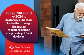 Po prawej stronie  znajduje się starszy mężczyzna który w prawej ręce trzyma paczkę a drugą ręką potwierdza jej odbiór na tablecie. Po lewej stronie znajduje czerwono fioletowy dymek na niebieskim tle z informacją że ponad 700 mln zł w 2024 r. dostarczyli klientom Banku Pocztowego listonosze realizując usługę doręczenia gotówki do domu, a pod dymkiem znajduje się logo Banku Pocztowego wraz z napisem im prościej, tym lepiej.