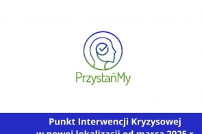 Grafika przedstawia logo organizacji PrzystańMy, które składa się z konturu ludzkiej głowy z zaznaczonym wewnętrznym spiralnym kształtem, wykonanym w odcieniach zieleni i niebieskiego. Poniżej znajduje się nazwa organizacji w zielonej czcionce. Na dole widnieje niebieski pasek z białym napisem informującym o nowej lokalizacji Punktu Interwencji Kryzysowej od marca 2025 roku.