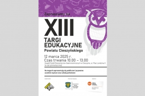 Plakat promujący wydarzenie edukacyjne z dominującymi kolorami fioletowym, białym i czarnym. W centralnej części duża, pogrubiona liczba „XIII”, obok której widoczna jest stylizowana sowa – symbol mądrości. Tekst informuje o XIII Targach Edukacyjnych Powiatu Cieszyńskiego, które odbędą się 12 marca 2025 roku w godzinach 10:00-13:00 w sali gimnastycznej Zespołu Szkół Ekonomiczno-Gastronomicznych w Cieszynie. W dolnej części plakatu zawarte są logotypy organizatora, patrona honorowego (Janina Żagan, Starosta Cieszyński) oraz sponsora wydarzenia.
