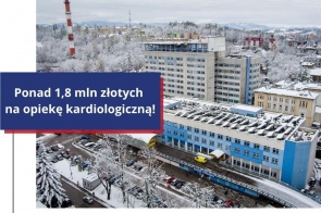 Zimowe zdjęcie lotnicze Szpitala Śląskiego, otoczonego zaśnieżonymi drzewami i budynkami. Po lewej stronie znajduje się granatowy prostokąt z napisem „Ponad 1,8 mln złotych na opiekę kardiologiczną!”. Na dole umieszczono logotypy.
