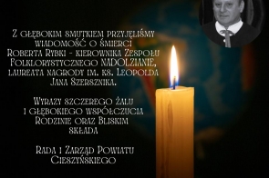 Ciemna grafika kondolencyjna z zapaloną świecą oraz czarno-białym portretem mężczyzny w prawym górnym rogu. Po lewej stronie znajduje się cytat oraz informacja o śmierci Roberta Rybki, kierownika Zespołu Folklorystycznego Nadolzianie, a poniżej wyrazy współczucia od Rady i Zarządu Powiatu Cieszyńskiego.