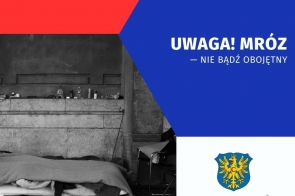 Grafika ostrzegawcza w kolorach czerwonym, granatowym, białym i czarno-białym z napisem „Uwaga! Mróz – nie bądź obojętny”. Po lewej stronie widać zdjęcie osoby leżącej pod kocem.