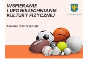 Grafika informuje o rozstrzygnięciu konkursu dotyczącego wspierania i upowszechniania kultury fizycznej. W tle jasna, beżowa powierzchnia przechodzi w pomarańczowy pasek u dołu. W centralnej części różnorodne piłki sportowe, m.in. do koszykówki, piłki nożnej, siatkówki, tenisa i golfa, symbolizujące różne dyscypliny. W górnym rogu widnieje herb Powiatu Cieszyńskiego.