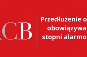 Grafika na czerwonym tle z logo RCB po lewej stronie i tekstem po prawej: „Przedłużenie okresu obowiązywania stopni alarmowych”. Informacja dotyczy bezpieczeństwa publicznego.