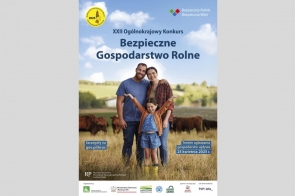 Plakat promuje XXII Ogólnokrajowy Konkurs "Bezpieczne Gospodarstwo Rolne". Na tle pastwiska z krowami uśmiechnięta rodzina trzyma się za ręce. Mężczyzna w niebieskiej koszulce, kobieta w kratowanej koszuli i dziewczynka w niebieskiej sukience. W tle widoczne zielone wzgórza. Na dole plakatu informacje o terminie zgłoszeń i sponsorach.