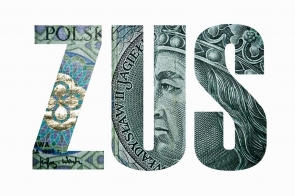 Napis "ZUS" utworzony z fragmentów polskich banknotów na jasnym tle.