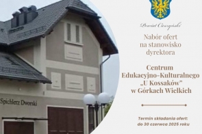 Grafika składająca się ze zdjęcia fragmentu budynku Spichlerza (po lewej stronie) oraz informacji tekstowej o konkursie na dyrektora placówki.