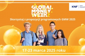 Promocyjny plakat Global Money Week 2025 prezentuje czwórkę uśmiechniętych młodych ludzi w szkolnych strojach z plecakami. Tło to jasne odcienie pomarańczowego z bąbelkami i grafiką wydarzenia. Na górze widnieje logo KNF oraz napis "Skorzystaj z propozycji programowych GMW 2025" i daty 17-23 marca 2025 roku.