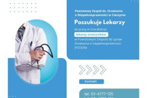 Niebiesko-biała grafika rekrutacyjna z fotografią lekarza w białym fartuchu i stetoskopem po lewej stronie. Po prawej umieszczono informację o poszukiwaniu lekarzy orzeczników oraz dane kontaktowe. Całość uzupełniają proste niebieskie elementy dekoracyjne i strzałki.