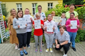 czniowie Szkoły Przysposabiającej do Pracy przy ZPSWR w Cieszynie odebrali z rąk dyrektora placówki, Pani Agnieszki Kozieł, nagrodę za zajęcie trzeciego miejsca w ogólnopolskim projekcie „Podróże po Polsce”