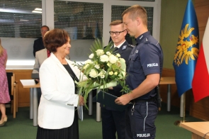 Janina Żagan Starosta Cieszyński wręcza kwiaty Rafałowi Górczyńskiemu