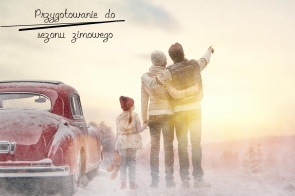 Jasna, zimowa grafika z napisem „Przygotowanie do sezonu zimowego”. Po lewej stronie widoczny jest czerwony samochód pokryty śniegiem, a pośrodku trzy osoby stojące tyłem w zimowych ubraniach. Tło jest rozjaśnione i utrzymane w beżowo-białej kolorystyce.