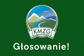 Zielona grafika z logo przedstawiającym góry, rzekę i drogę oraz skrótem „KMZG”. W dolnej części dużymi białymi literami umieszczono napis „Głosowanie!”.