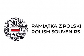 Biała grafika z czarnym napisem „Pamiątka z Polski”. Po lewej stronie znajduje się okrągła ilustracja złożona z czarnych symboli z biało-czerwoną flagą w centralnej części.