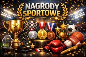 Na tle oświetlonego reflektorami stadionu widoczne złoty, srebrny i brązowy medal, z obu stron puchary. Poniżej statuetki szklana oraz metalowa ze sportowcem a obok statuetek rękawice bokserskie, kije oraz piłki do baseballa, futbolu amerykańskiego, koszykówki oraz piłki nożnej. Na srebrnym medalu widoczna flaga mety.