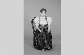 Renata Ciszewska, twórczyni i wieloletnia kierowniczka artystyczna Estrady Regionalnej „Równica,” zapamiętana jako wybitna propagatorka kultury i folkloru Śląska Cieszyńskiego. Na zdjęciu ubrana w tradycyjny strój regionalny, który stał się symbolem Jej pracy na rzecz zachowania lokalnego dziedzictwa. Jej zaangażowanie i pasja przez lata kształtowały kolejne pokolenia, a działalność artystyczna przyczyniła się do promocji Ziemi Cieszyńskiej zarówno w Polsce, jak i na arenie międzynarodowej.