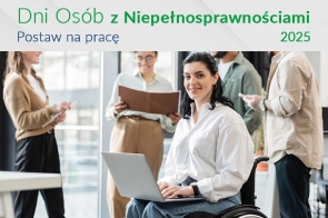 Kobieta na wózku inwalidzkim z laptopem, uśmiecha się, otoczona przez osoby w tle. W tle widać dwie osoby omawiające dokumenty w jasnym biurze. Atmosfera jest przyjazna i profesjonalna.