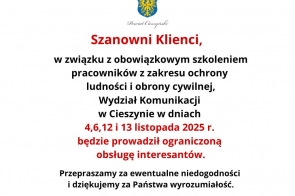 Na górze herb Powiatu Cieszyńskiego, poniżej czerwony nagłówek „Szanowni Klienci”, a dalej tekst w czerni i czerwieni informujący o ograniczonej obsłudze interesantów w Wydziale Komunikacji w Cieszynie z powodu szkolenia pracowników. Na dole podziękowanie za wyrozumiałość od Starostwa Powiatowego w Cieszynie.
